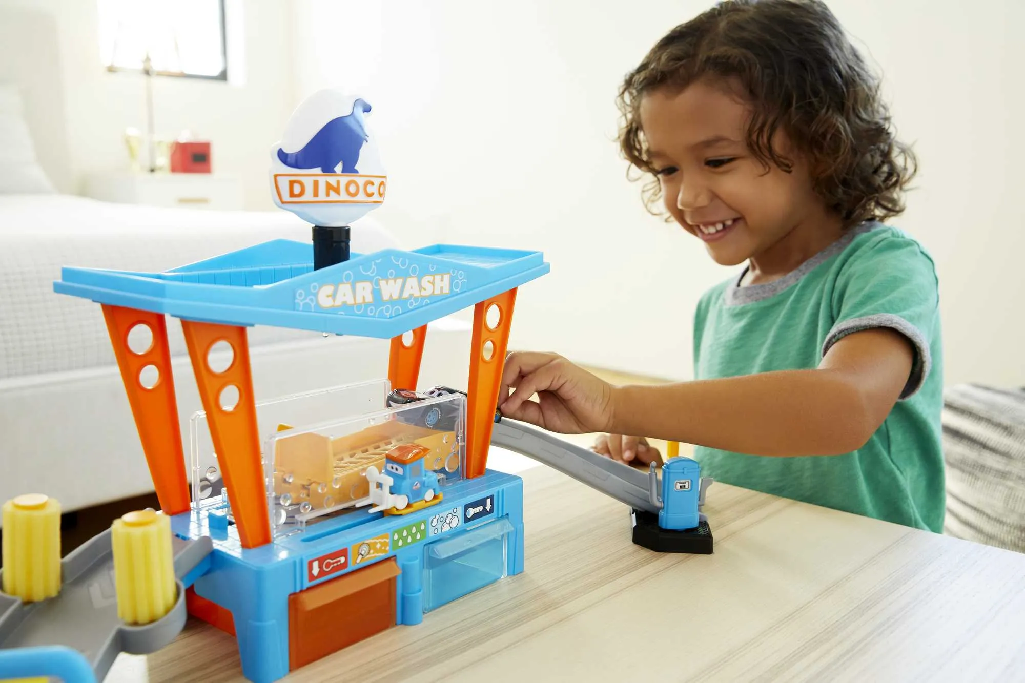 Disney and Pixar Cars Color Change Dinoco Car Wash Playset