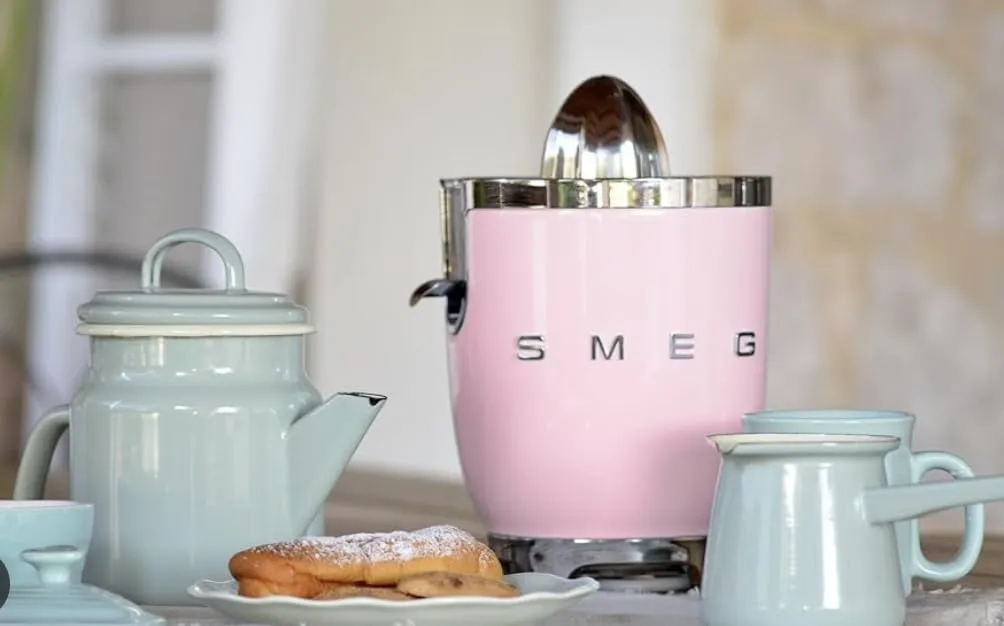 SMEG 50's Retro Style Citrus Juicer with Drip Free Spout, Automatic Activation, and Efficient Straining, Pink CFJ11PKUS