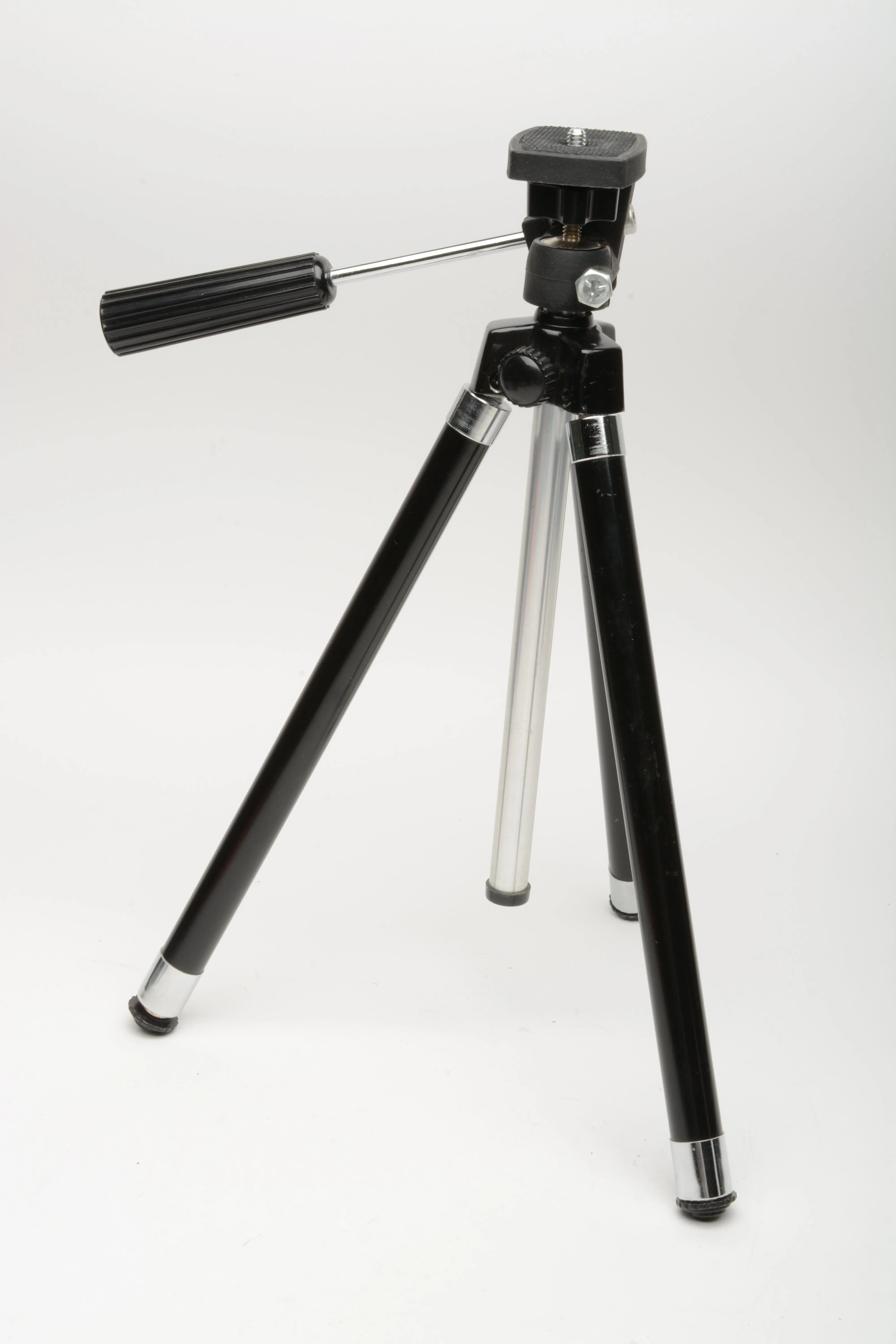 Vivitar 901 compact tripod w/pan head, 13" Folded ~45" expanded, Nice