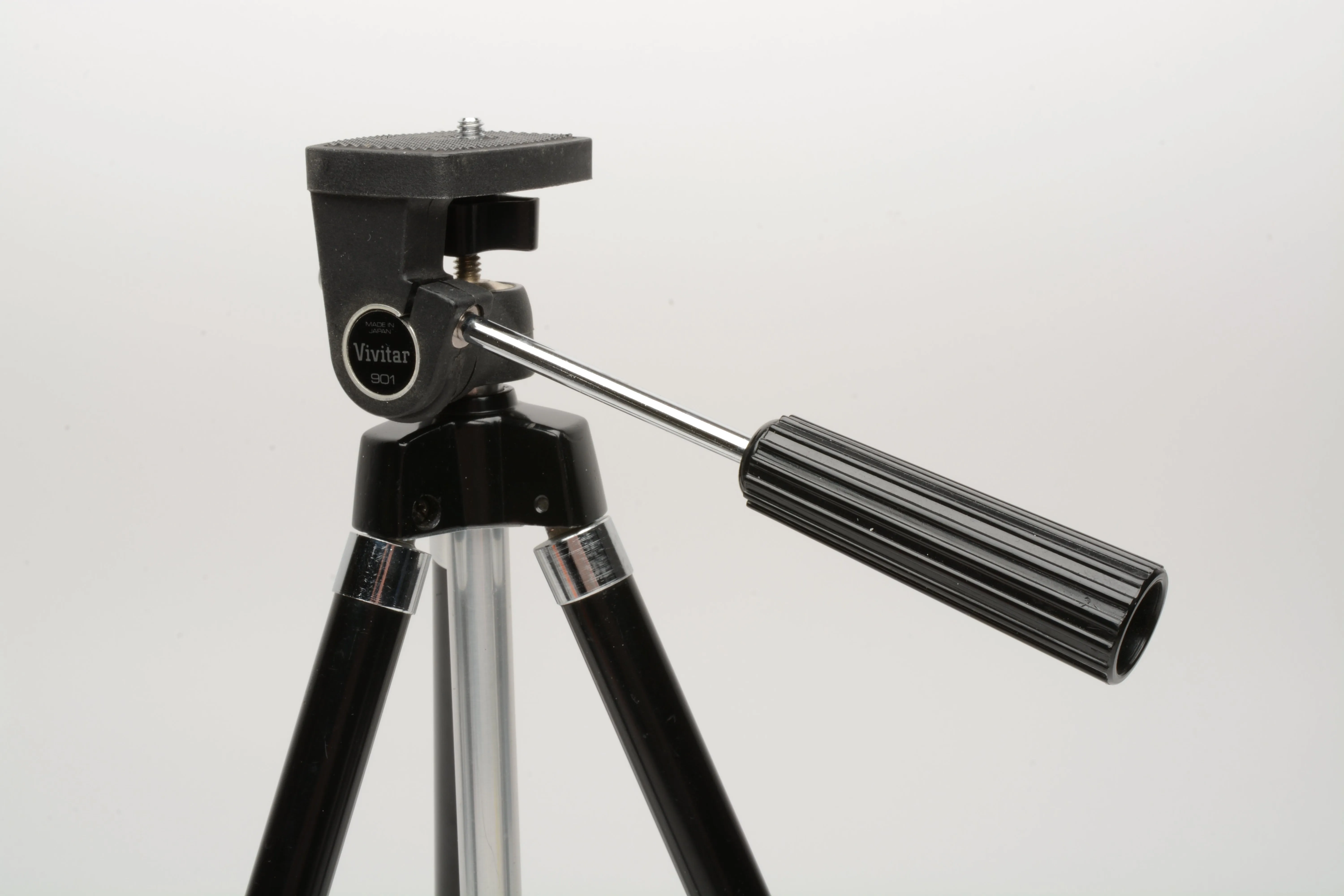 Vivitar 901 compact tripod w/pan head, 13" Folded ~45" expanded, Nice