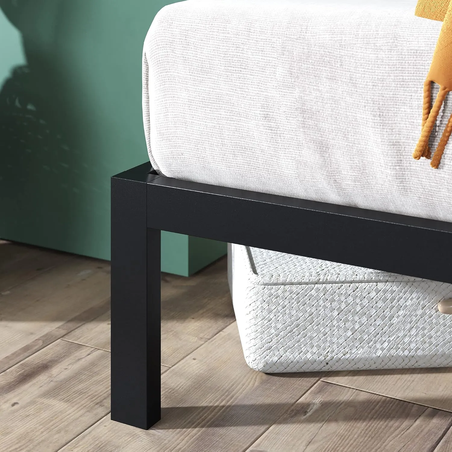 ZINUS Mia Metal Platform Bed Frame with Headboard, Wood Slat Support, No Box Spring Needed, Easy Assembly, King, Black